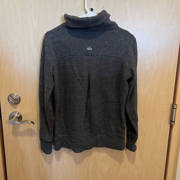 ALO Yoga Tops - Womens Alo sweatshirt